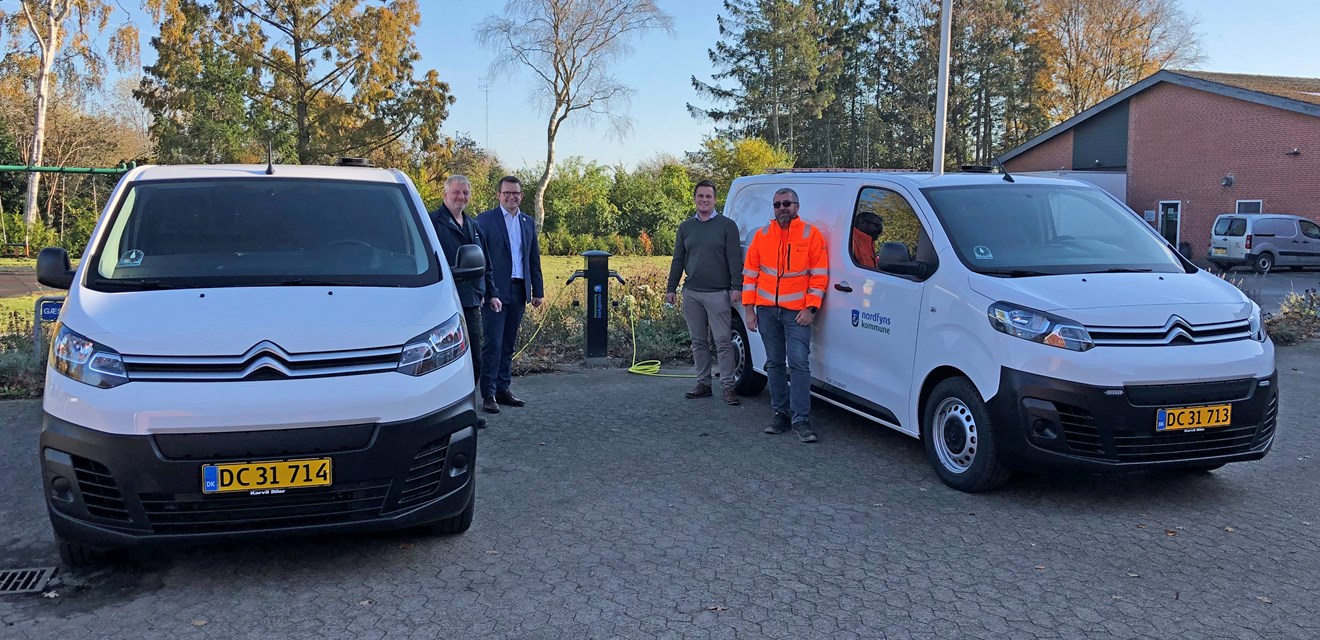 Borgmester Morten Andersen og formand for Teknik- og Miljøudvalget Anders Thingholm. Øvrige personer på foto: medarbejdere fra Vej og Park samt Hjælpemiddeldepotet.