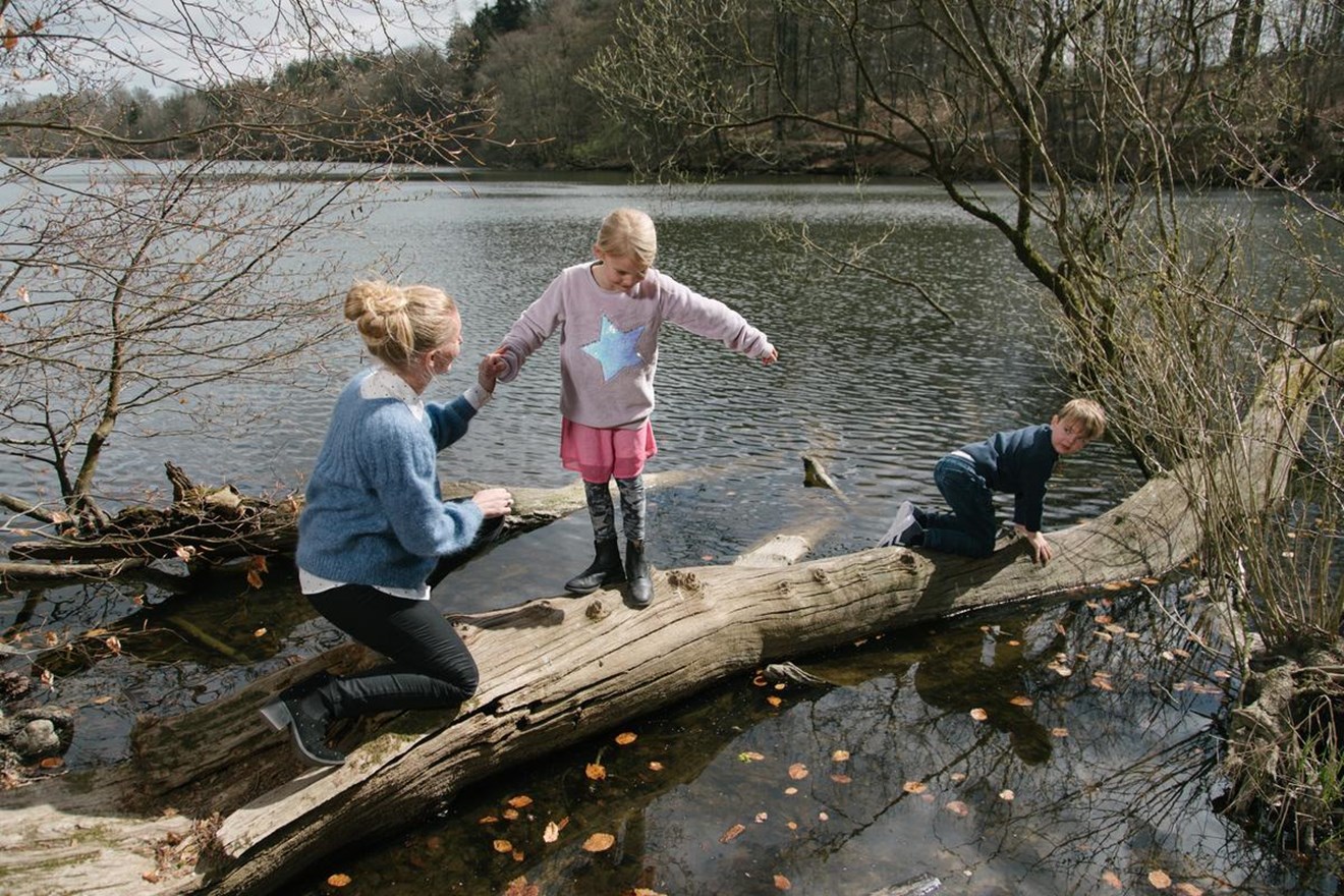 Mor med børn fotograferet ved Langesø, Nordfyn