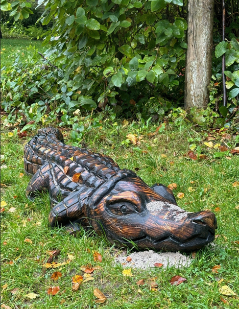 Træskulptur af krokodille