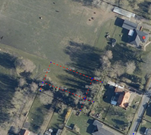 Oversigtskort over ejendommen, der viser placeringen af ridebanen.