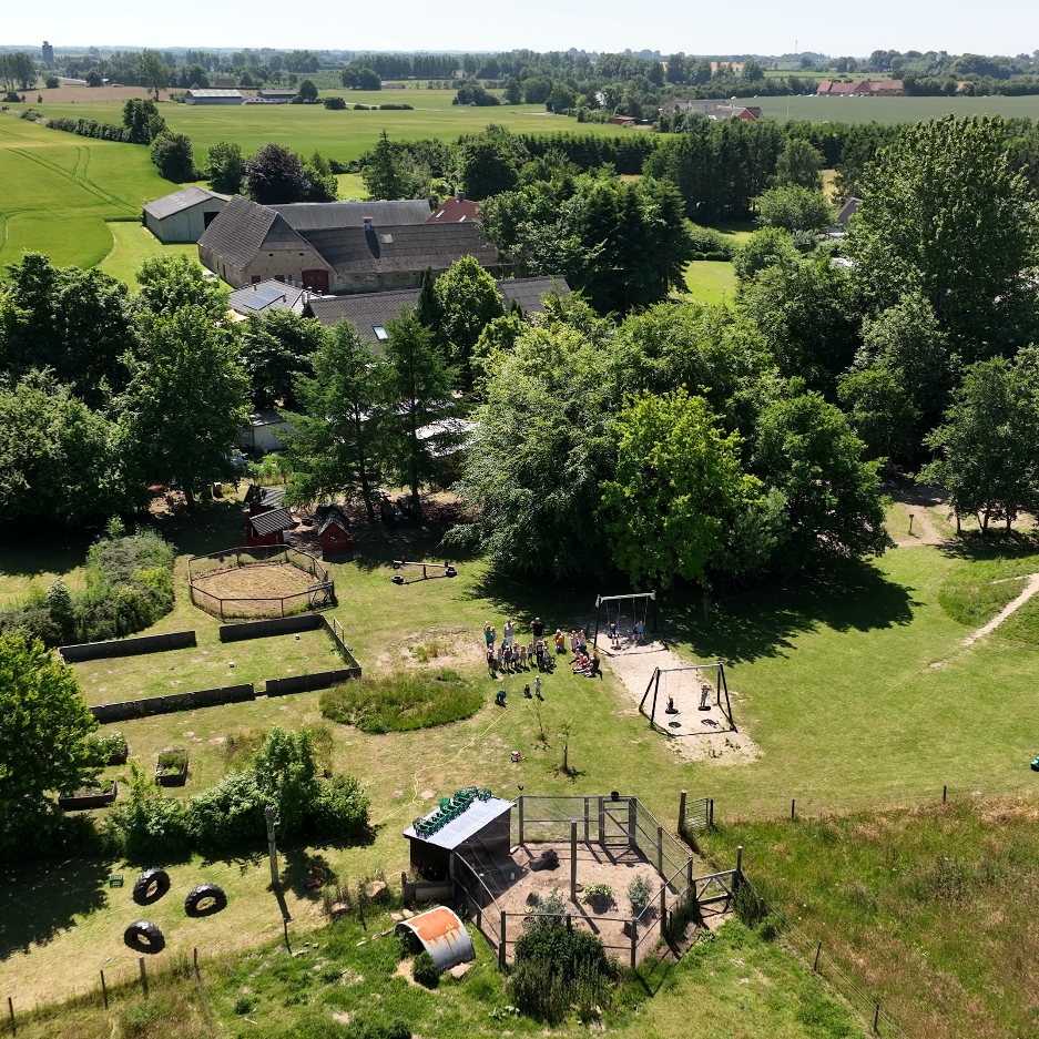 Dronebillede af gårdbørnehaven 'Spirevippen' i Skovby.